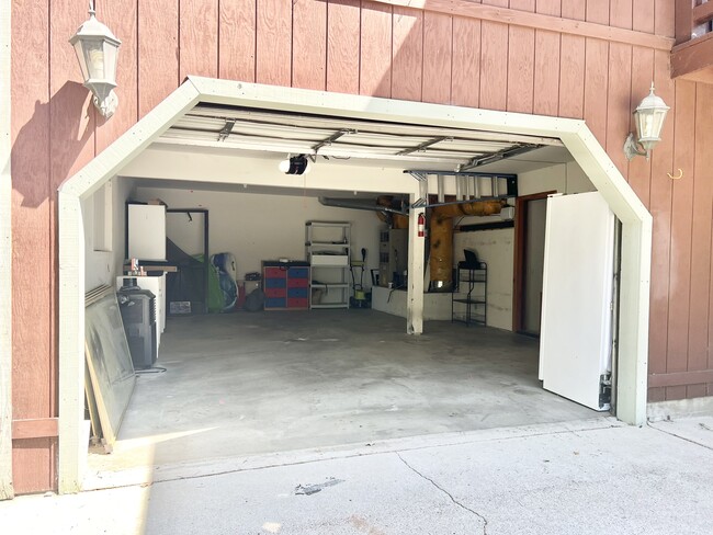 Building Photo - 14700 Voltaire Dr