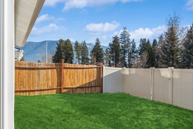 Building Photo - Adorable 3 bedroom. 2.5 bathTownhome in Columbia Falls