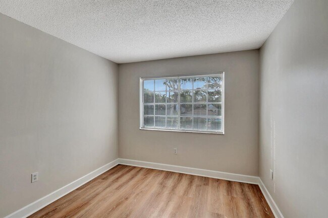 Building Photo - Spacious 3BR/2.5BA in Gated Milano Community