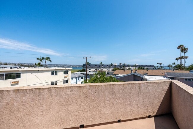 Building Photo - 3 Bedroom Townhome in Crown Point – Pacific Beach