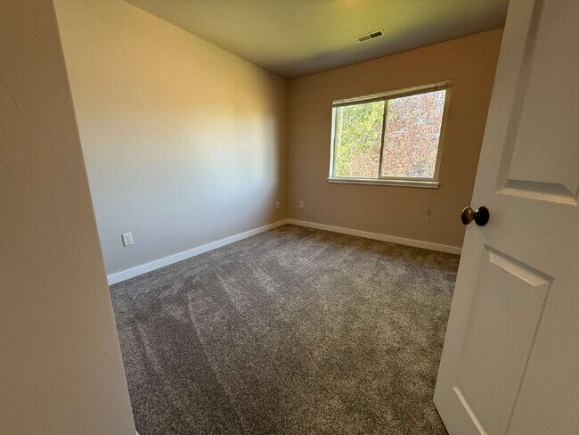 Building Photo - 3 Bed Townhome with awesome fenced yard!