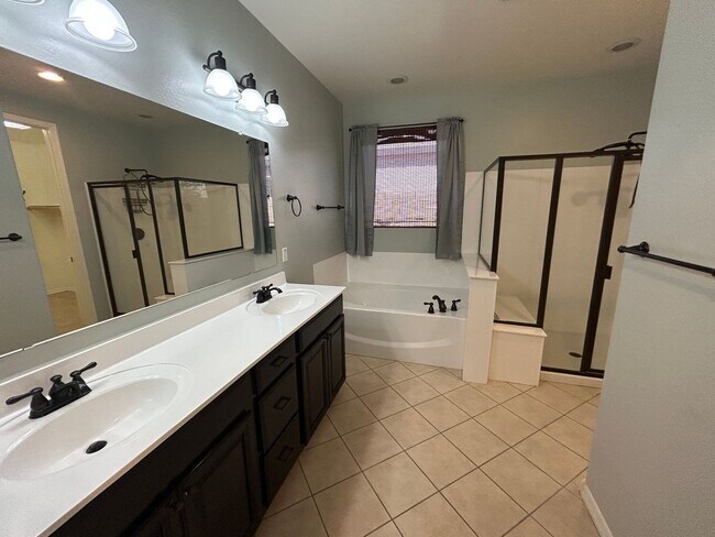 Building Photo - 18627 W North Ln