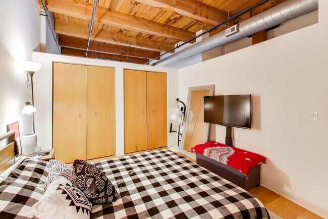 Building Photo - 1250 W Van Buren St