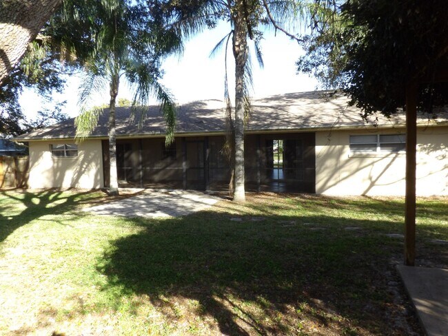 Building Photo - 4 BEDROOM JUST 5 Min to I-4 EXIT 111,  Bea...