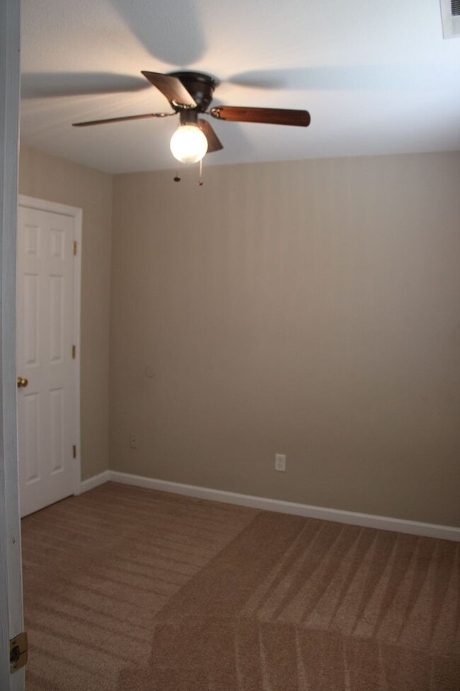 Building Photo - 3-bedroom townhouse close to Chesapeake Sq...