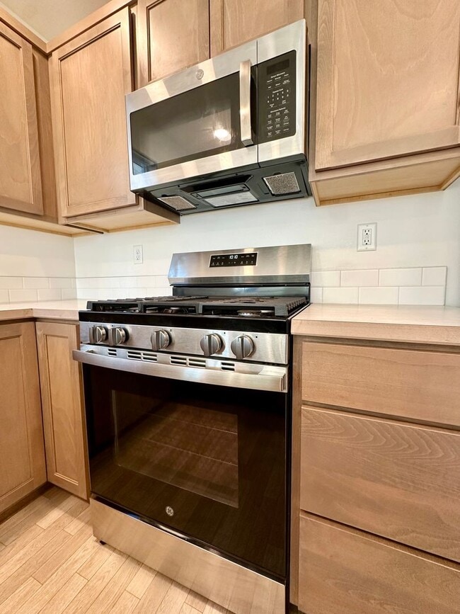 Building Photo - Bright & Modern in NW Redmond