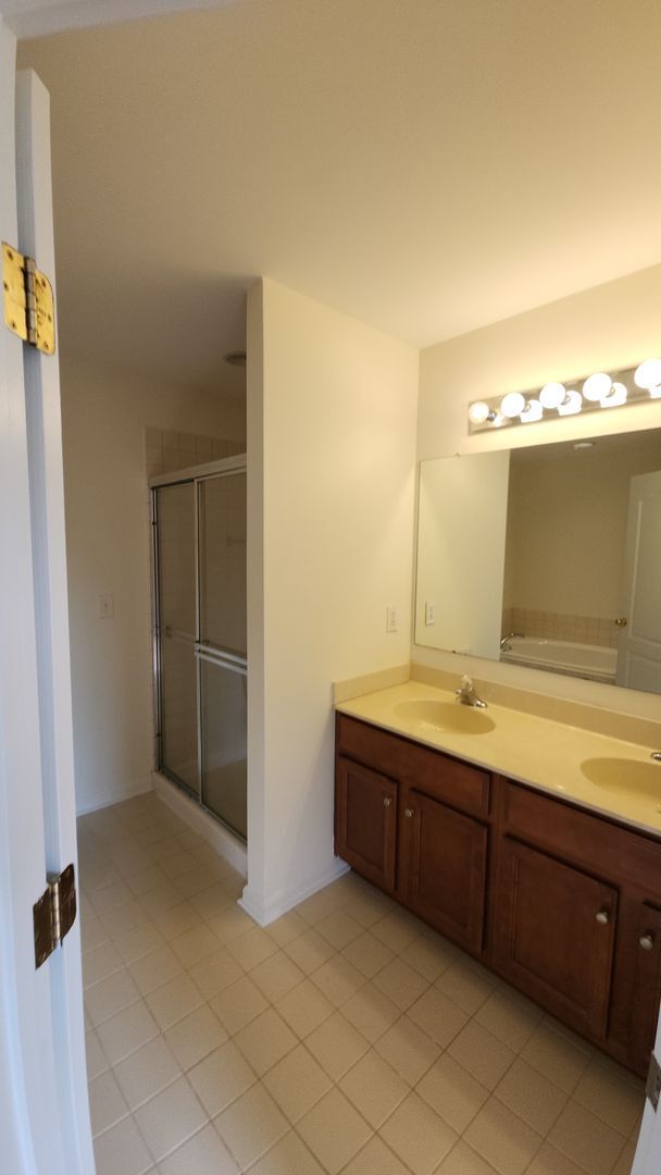 Building Photo - Spacious, Large, Luxury 3 Bedroom End - Unit Townhouse in Hockessin, Delaware