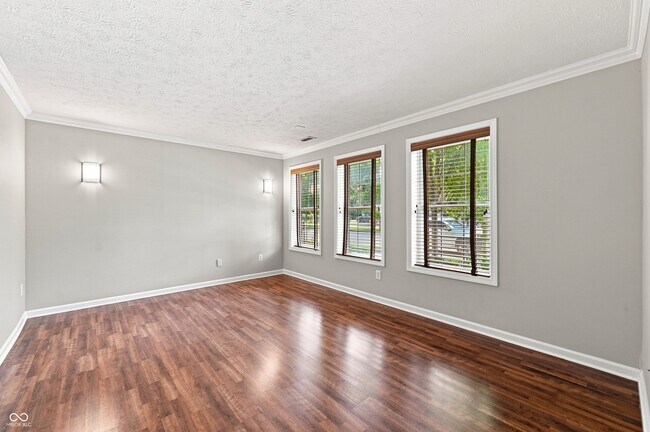 Building Photo - 353 Autumn Dr