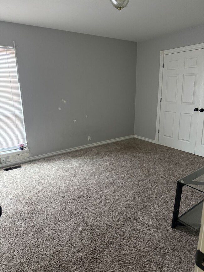 Building Photo - Charming Corner-Lot Duplex in the Heart of Yukon – Available Now!