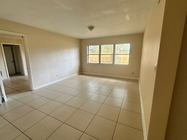 Building Photo - Move Fast on This Extra-Spacious 3-Bedroom...