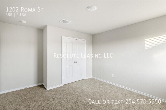 Building Photo - 1202 Roma St