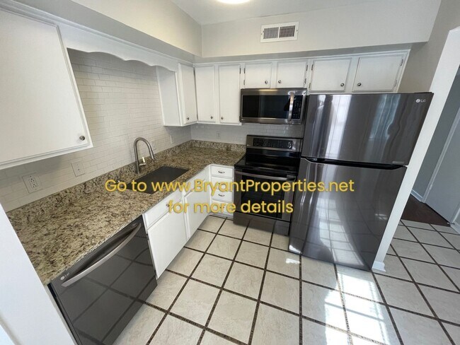 Building Photo - Hendersonville - 2 Bedroom Condo