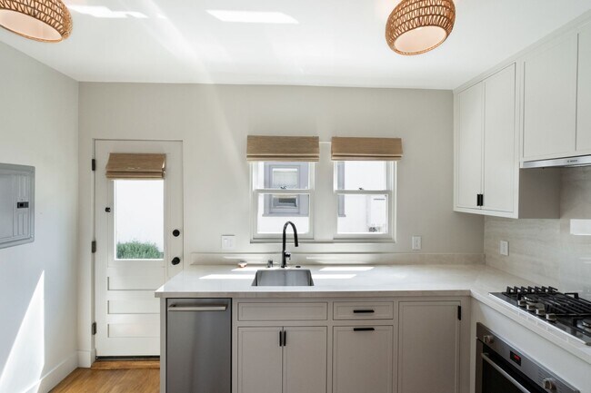 Building Photo - Beautiful 1 bed / 1 bath bungalow-style apartment now available!