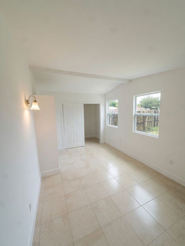 Building Photo - 3/2 Single family house - Move-in ready single-family home in an unbeatable location!