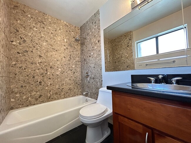 Building Photo - Beautifully Upgraded 2 Bed 2.5 Bath Townhome