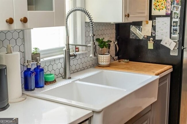 Building Photo - 154 Savannah St SE