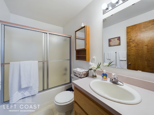 Building Photo - 890 SW 7th St