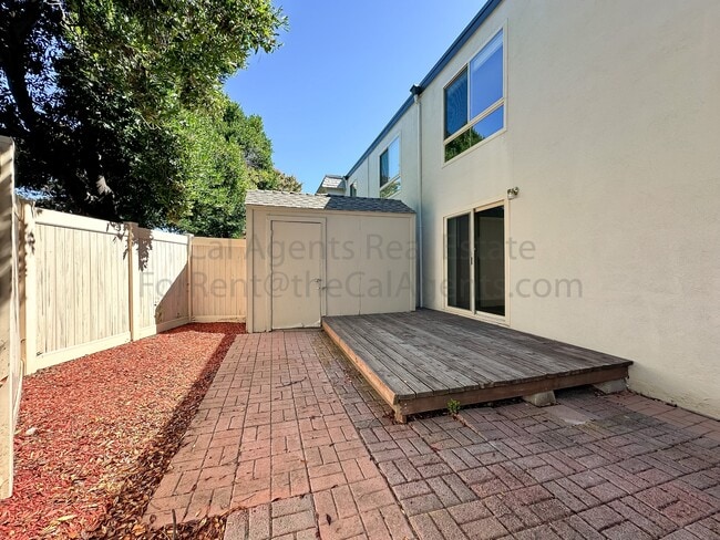 Building Photo - 2040 Sierra Rd