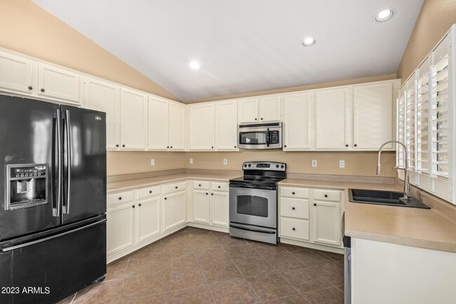 Building Photo - 295 W Goldfinch Way