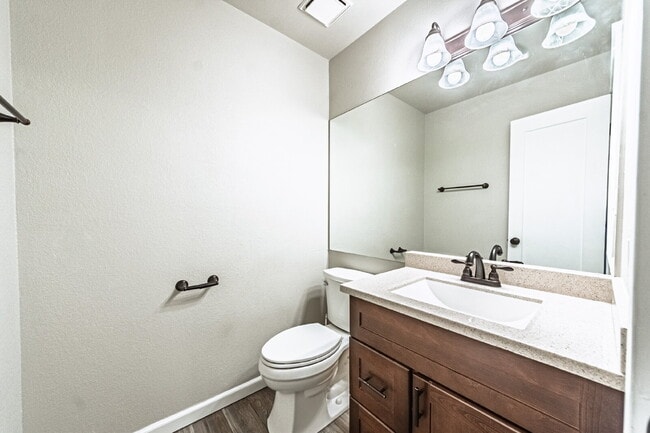 Building Photo - Beautiful Townhome with 3bedrooms and 3 bathrooms, and 1 car garage for rent.