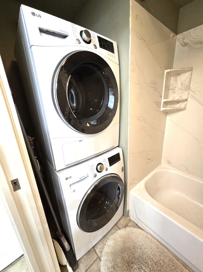 Building Photo - Fully Furnished 1br/1bath/1pkg Condo at Villa at Eaton Square for rent 10/1/2026-12/31/26 ONLY
