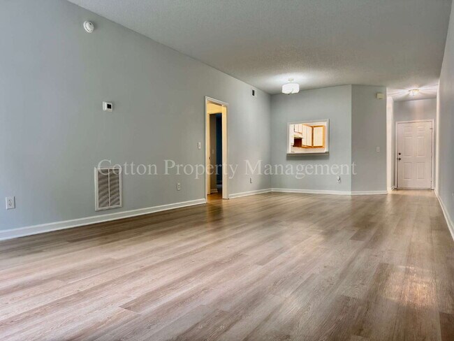 Building Photo - Updated 2BR/2BA First Floor Condo in Midto...