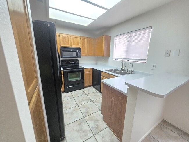 Building Photo - 3 Bedroom 2.5 Bathroom Sonoma Village Townhouse