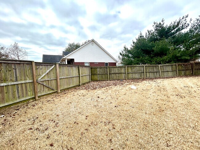 Building Photo - Spacious 3 bed 2 bath Single Family with a Large Fenced Backyard!