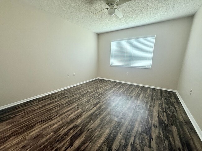 Building Photo - 2 bed 1 bath condo close to IMG