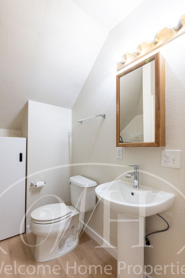 Building Photo - Spacious Attic Apartment Close to WWU