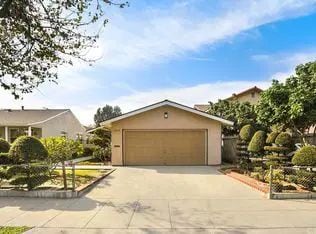 Building Photo - Exclusive