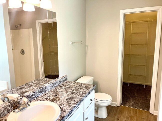 Building Photo - ONE MONTH FREEE! If you move in by Dec 1st