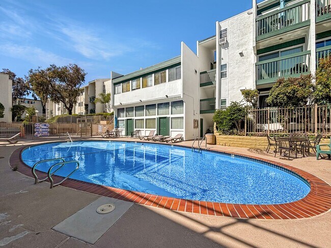 Building Photo - Spacious 1BD/1BA Condo in the Bay Ho Commu...