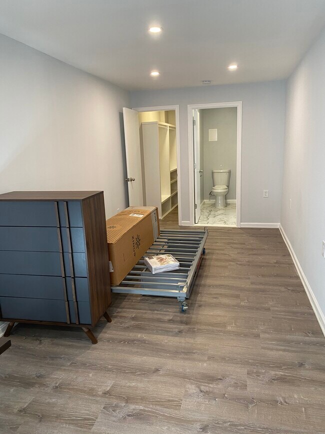 Building Photo - 1009 N Van Dorn St