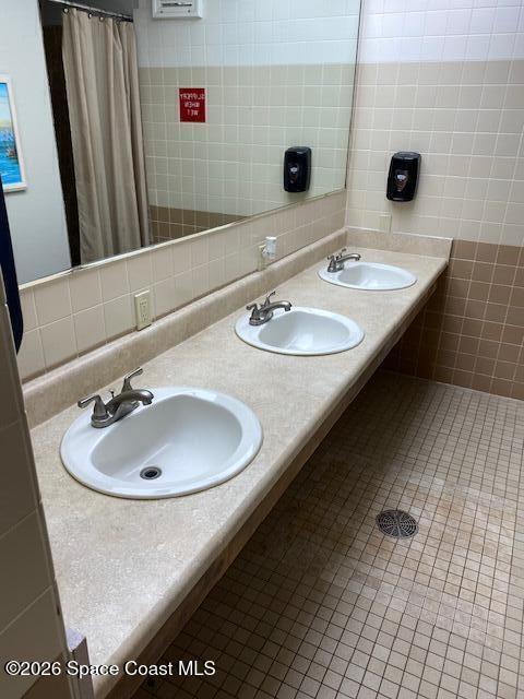 Building Photo - 9045 South Dr