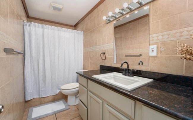 Building Photo - Up-Dated 3 Bedroom 1.5 Baths Centrally Loc...