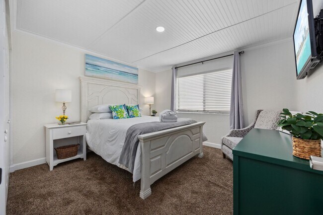 Building Photo - All Inclusive Seasonal Rental Available October 1st, 2025-March 31st 2026!