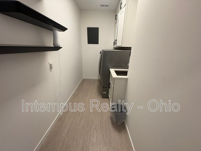 Building Photo - 2430 Richmond Rd