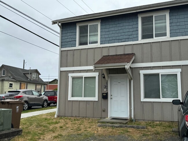 Building Photo - Spacious 2-Bedroom Duplex Near Tacoma Mall...