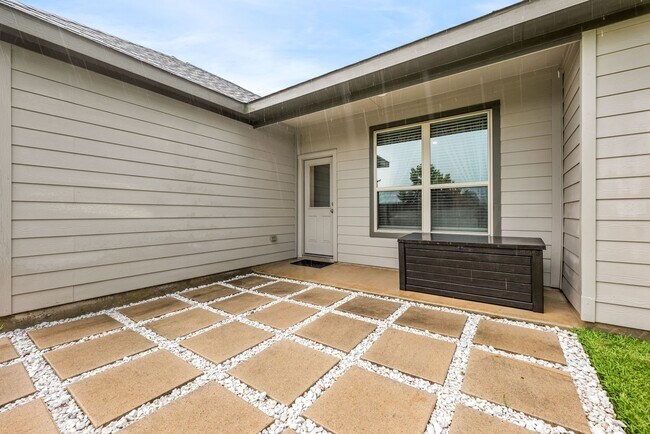 Building Photo - 26611 Daylily Grove St