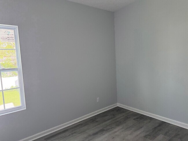 Building Photo - 2111 Owens St