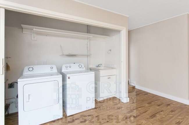 Building Photo - 3+ Bedroom House w/ Large Backyard - Southeast Portland!