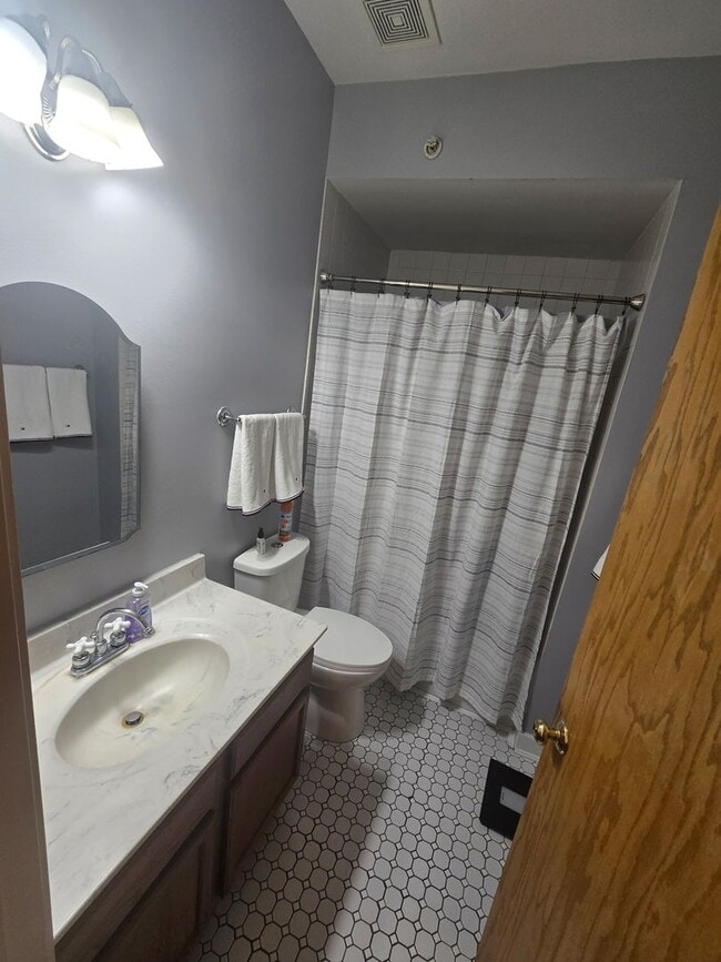 Building Photo - 520 N Milwaukee Ave