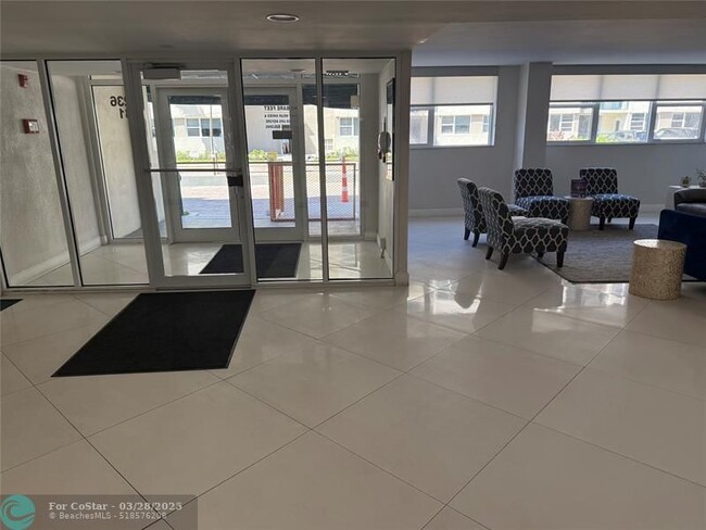 Building Photo - 1236 Hillsboro Mile