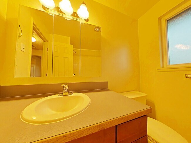 Building Photo - 2 Bedroom Apartment ~ Close to Campus ~ Ca...