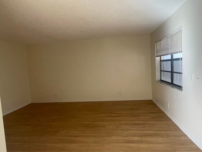 Building Photo - 83 Capri B