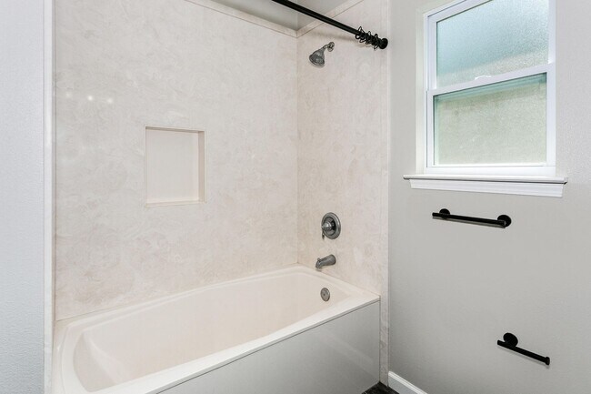 Building Photo - 4 bedroom 2 bathroom home near Eglin Air F...
