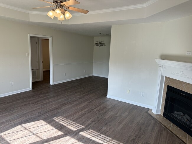 Building Photo - 2408 Versailles Dr