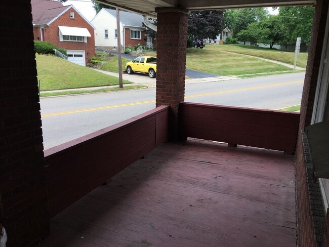 Building Photo - Awesome 3 BR 1 Bath Home with off street p...