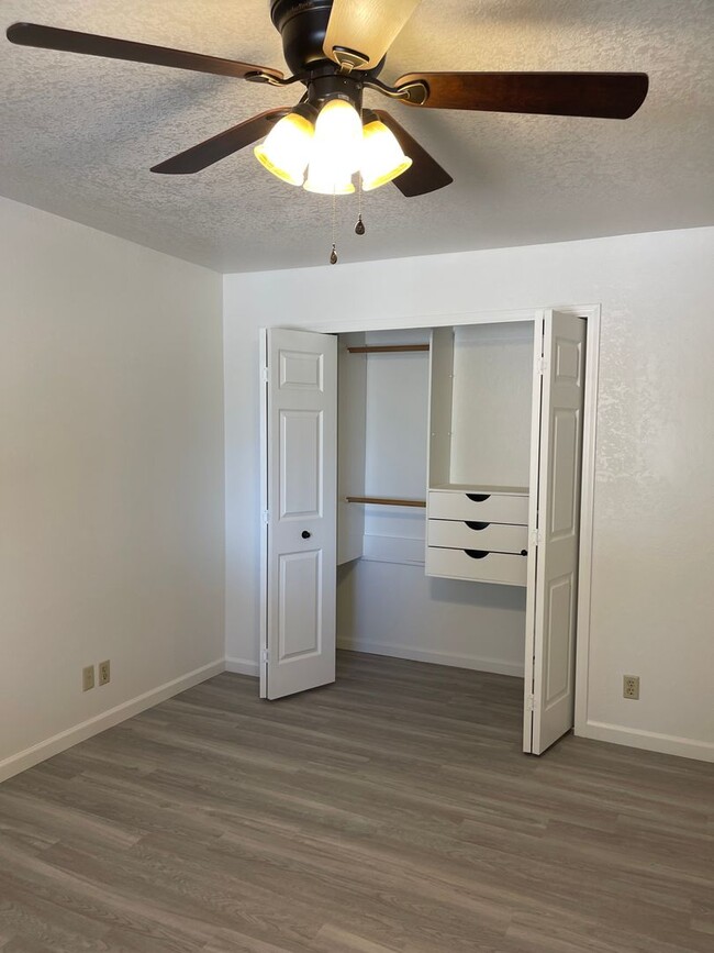 Building Photo - Unfurnished Full Time